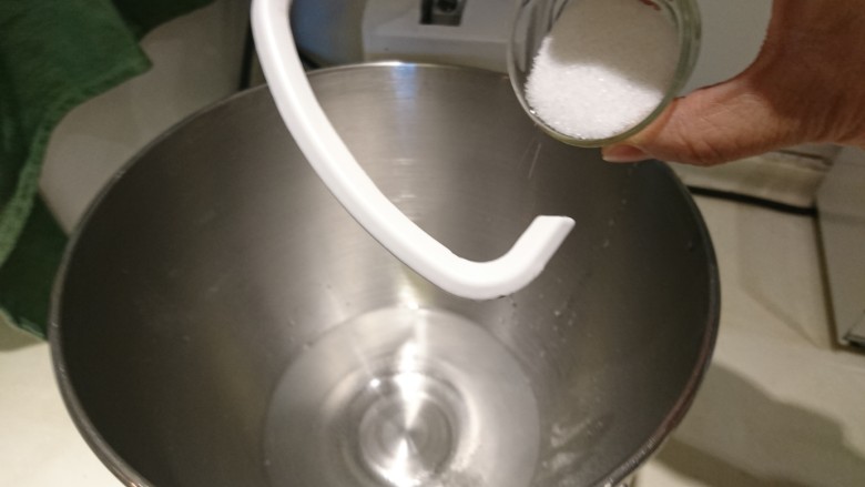 英式滿福面包,加入糖,溶解