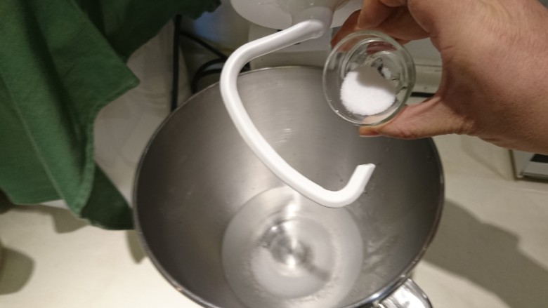 英式滿福面包,加入鹽,溶解