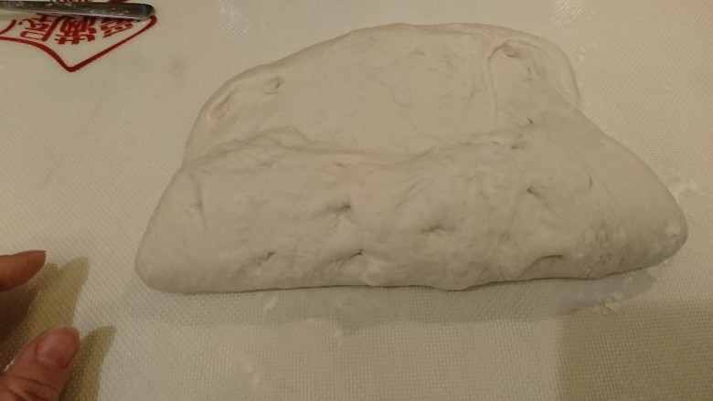 英式滿福面包,由自己前面開始,捲起去除空氣。