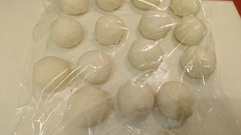 英式滿福面包,15個都揉圓後,覆蓋保鮮膜,松弛15分鐘。