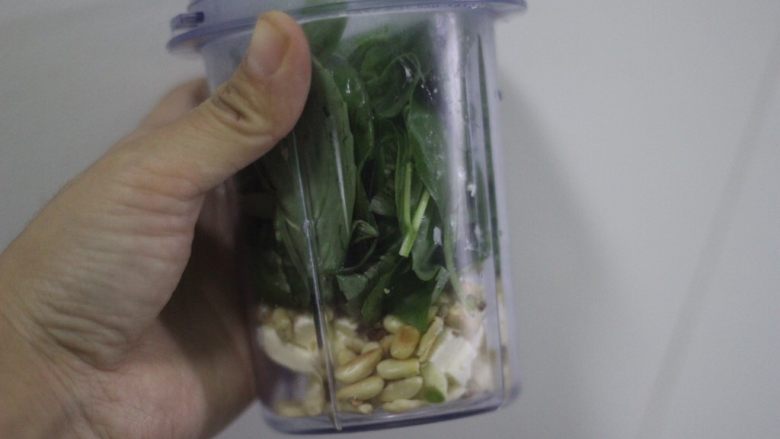 意面经典cp 青酱君,把所有材料混合到料理机打碎,打半分钟停一下加<a style='color:red;display:inline-block;' href='/shicai/ 851'>橄榄油</a>,加到罗勒泥质地呈酱就好啦?