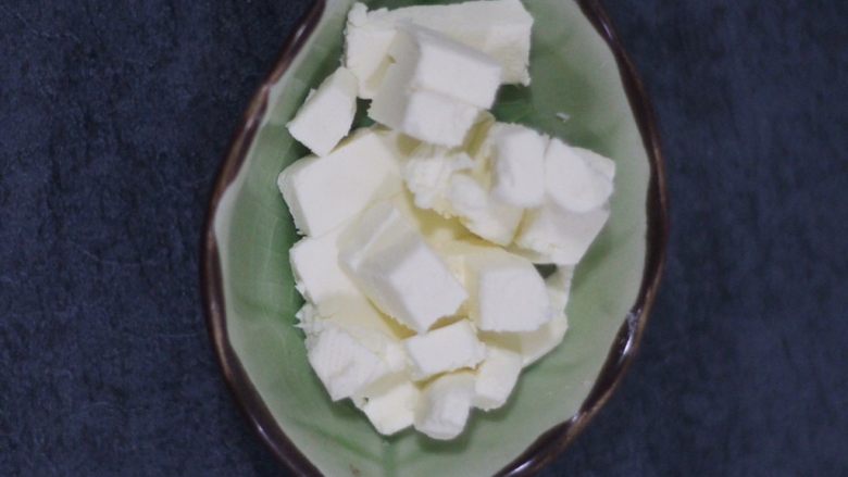 意面经典cp 青酱君,<a style='color:red;display:inline-block;' href='/shicai/ 48598'>奶油奶酪</a>切块,也可以用现抛的芝士碎。