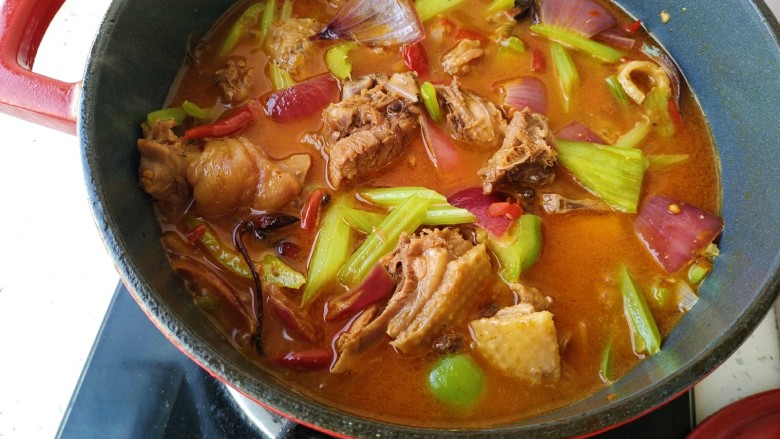 麻辣鸡公煲,再煮2分钟,放入盐和鸡精就可以了
