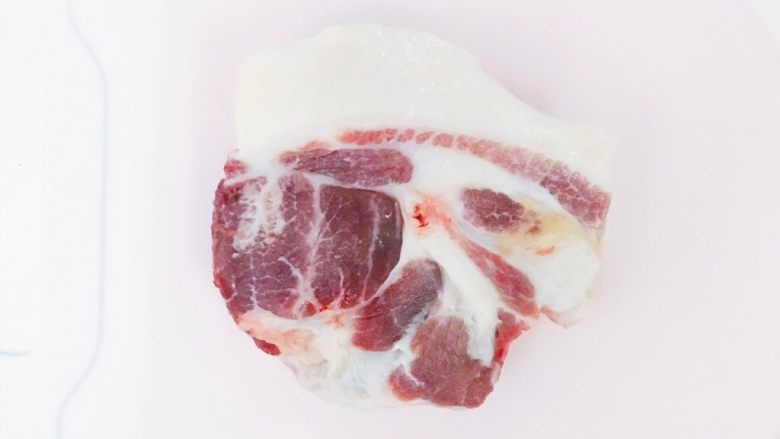 宝宝辅食:猪肉玉米肠,食材处理一:猪肉最好选用梅花肉 肥瘦相间 肉质比较嫩 猪皮去掉 冲洗干净