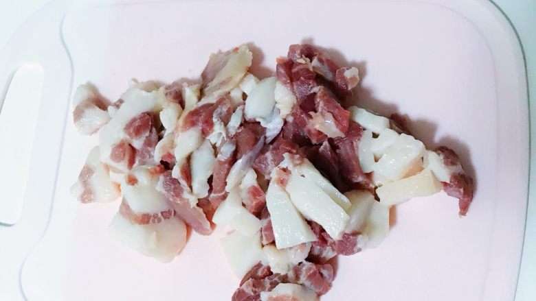 宝宝辅食:猪肉玉米肠,切成小块备用
