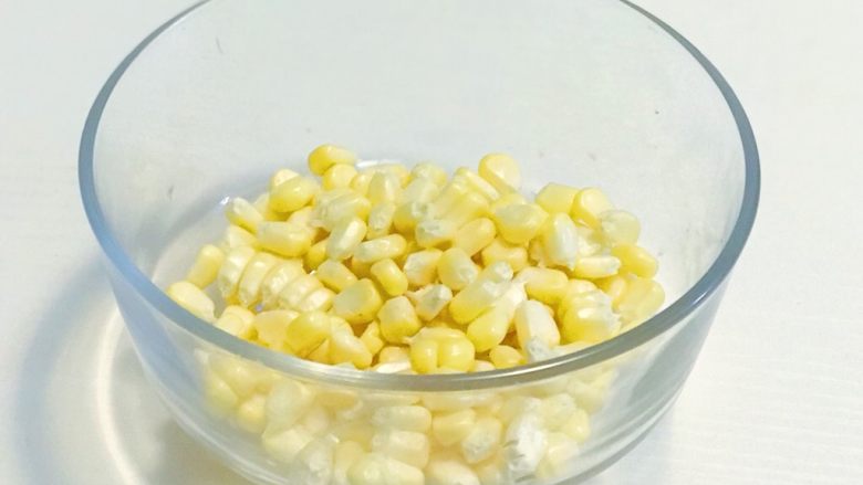 宝宝辅食:猪肉玉米肠,玉米脱粒