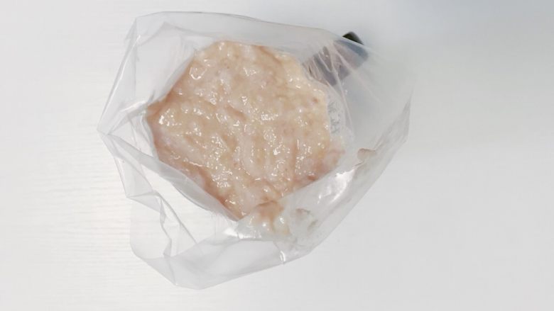 宝宝辅食:猪肉玉米肠,取一个杯子套好裱花袋