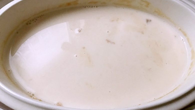 养颜玫瑰花胶牛奶冻,炖到浓稠就可以捞出玫瑰花姜片不要