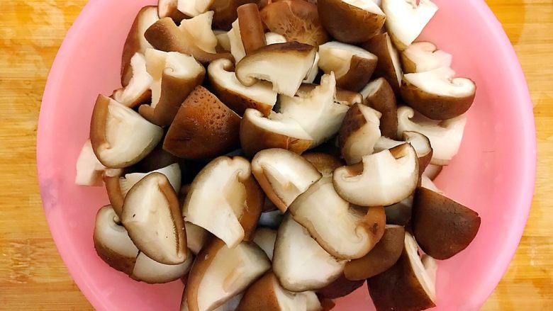 家常葱油极鲜香菇,全部切好,备用