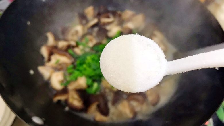 家常葱油极鲜香菇,加一小勺细盐,翻炒均匀,即可