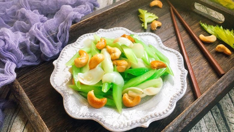 #感恩节食谱# 西芹百合炒腰果,成品图
