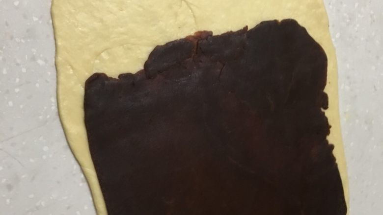 大理石纹豆沙吐司,豆沙提前装在保鲜袋里擀成薄片,再放入面皮里,留下1/3的空白面皮。