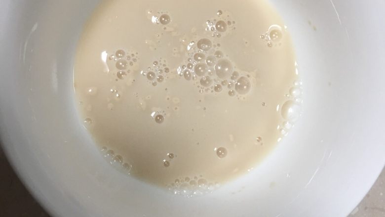 大理石纹豆沙吐司,冬天做面包,<a style='color:red;display:inline-block;' href='/shicai/ 731'>酵母</a>用温水泡发泡后再使用。
