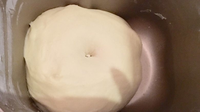 大理石纹豆沙吐司,用手指沾面粉在面团上轻轻戳一个洞不回缩,一发就完成了。