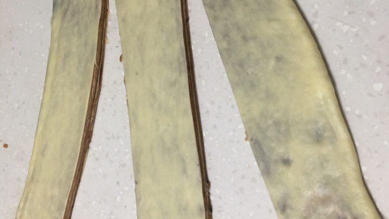 大理石纹豆沙吐司,用成3根长条,不要剪断,底部留1cm左右。