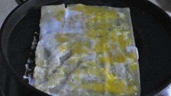 烤冷面,把鸡蛋摊在冷面上,要摊的匀一点!