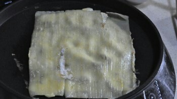 烤冷面,鸡蛋稍稍凝固后翻个面!然后在冷面上刷上一层水。这样会让冷面的口感更好!