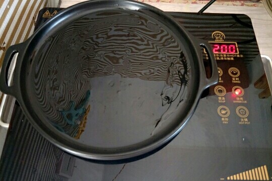 土豆胡萝卜香肠焖蛋&北非蛋,烤盘预热刷一层油(我用的电陶炉和烤盘,没有可以用煎锅)