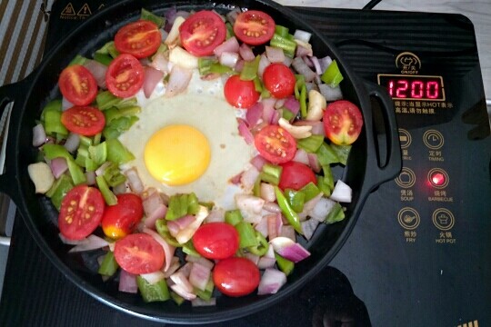 土豆胡萝卜香肠焖蛋&北非蛋,中间挖个洞,打入<a style='color:red;display:inline-block;' href='/shicai/ 9'><a style='color:red;display:inline-block;' href='/shicai/ 9'>鸡蛋</a></a>,关火利用余温焖熟