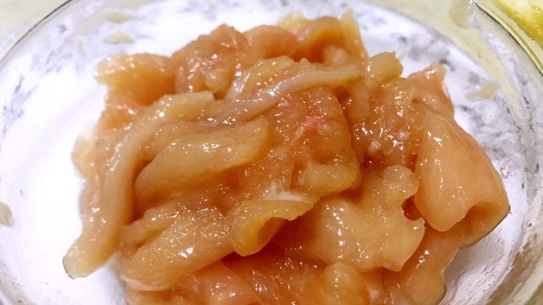 蜂蜜烤鸡肉,用手抓均匀,腌制15分钟