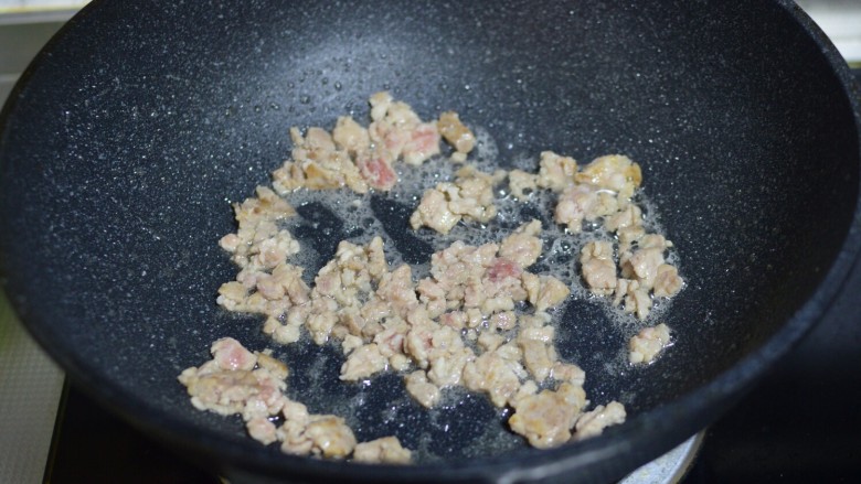 重庆小面,锅中放少许油,油六成热,加入肉末翻炒至断生