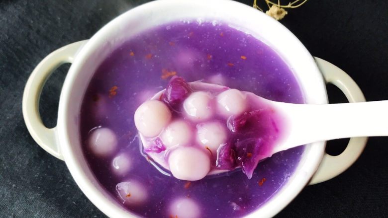 金桂紫薯圆子羹,赶紧趁热舀一勺,小心烫口哦😋😋😋🤤🤤🤤太美味了……