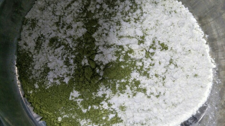 抹茶麻薯小包,把面包的材料进行混合。用后油发揉出手膜,放置温暖处发酵