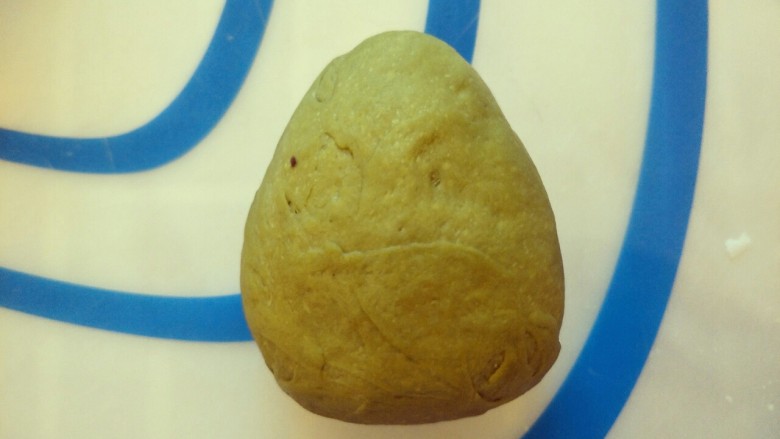 抹茶麻薯小包,包好以后,收口向下,用手整成叶子的三角形装