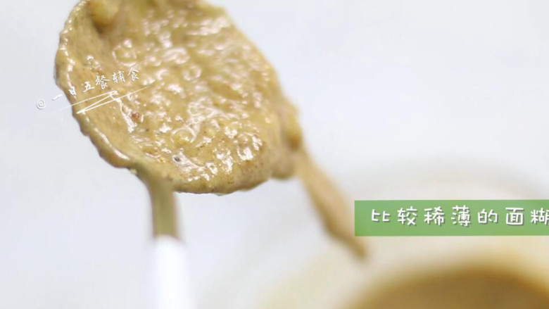 蛋黄香蕉高粱饼,热锅开始烙饼,不需要油,一个个饼舀入。