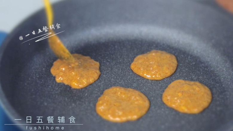 蛋黄香蕉高粱饼,能翻面立马翻面,继续烙另一面。