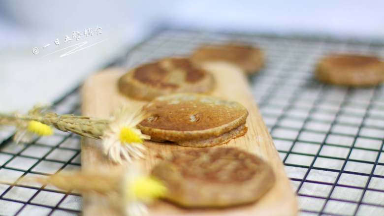 蛋黄香蕉高粱饼,软的不像话~。