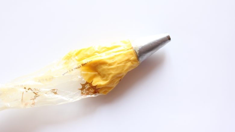 蛋黄溶豆(适合8个月以上的宝宝),接下来放入裱花袋,剪一个小小的口,图上用的圆形裱花嘴,同时100度预热烤箱,上下火