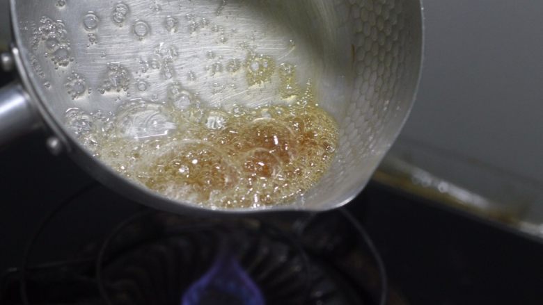 老北京小吃之冰糖葫芦,最佳状态是这种琥珀色,在水和糖比例最佳的状态下,糖浆不会特别浓,特别浓厚的糖浆裹出来的山楂糖皮太厚。