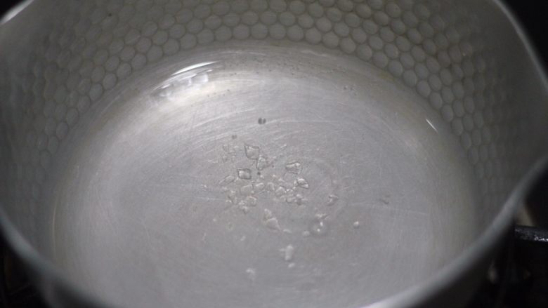老北京小吃之冰糖葫芦,离火苗3cm摇晃大概五分钟冰糖明显又溶解了不少,剩下的这点就很快溶解了,这个时候水份还没有完全蒸发,不到糖浆的级别,可以改中火摇晃。