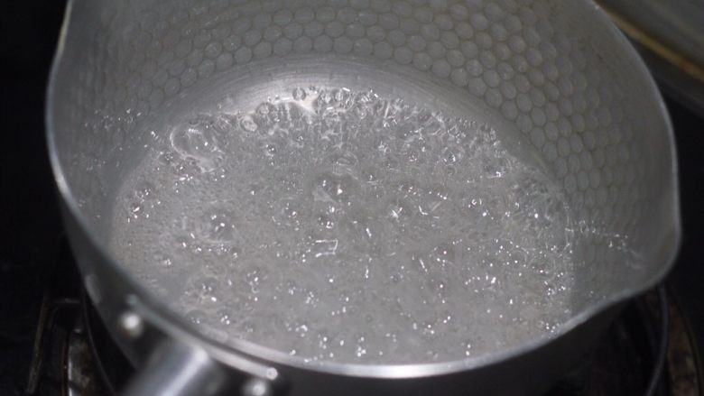 老北京小吃之冰糖葫芦,看这个状态有很多大的糖泡说明水份已经蒸发了逐渐像糖浆转化,如果这个时候冰糖还没有完全化开要继续加点水帮助冰糖溶解。如果用的是白糖在白糖没有充分溶解但水份已经蒸发没的时候就放山楂那做出来的就是滚雪球…,