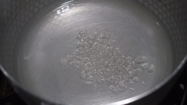 老北京小吃之冰糖葫芦,这是第二次加水后的图片,可以看到之前那一大把冰糖已经变小很多了。