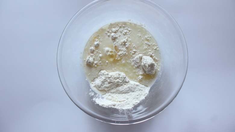 火龙果香蕉班戟,把面粉,奶,鸡蛋,油,砂糖混合成糊,搅拌均匀