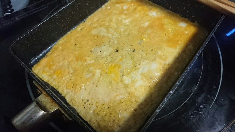 一碗面条+味增拉面,平底锅煎蛋,形成蛋皮