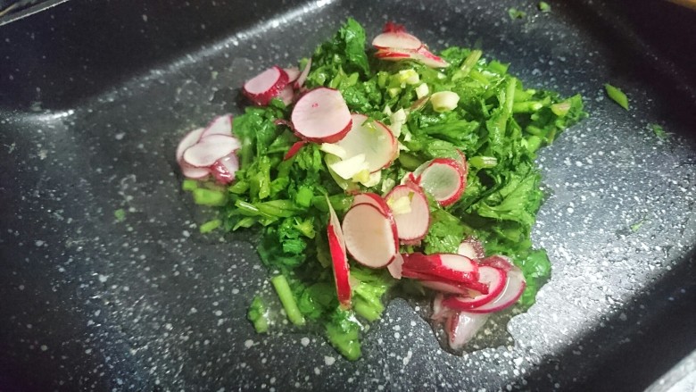 一碗面条+味增拉面,利用锅中剩油和温度,翻炒一下萝卜配菜