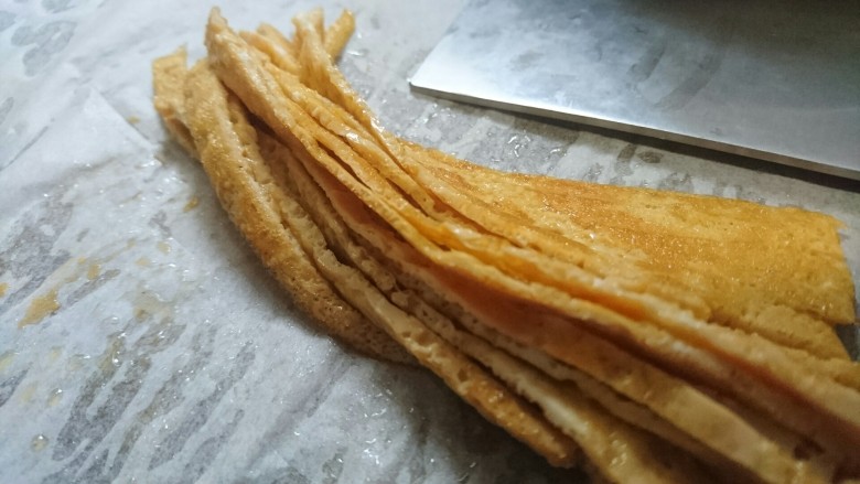 一碗面条+味增拉面,这个时候可以小心的切鸡蛋皮了,事实这够2人份了