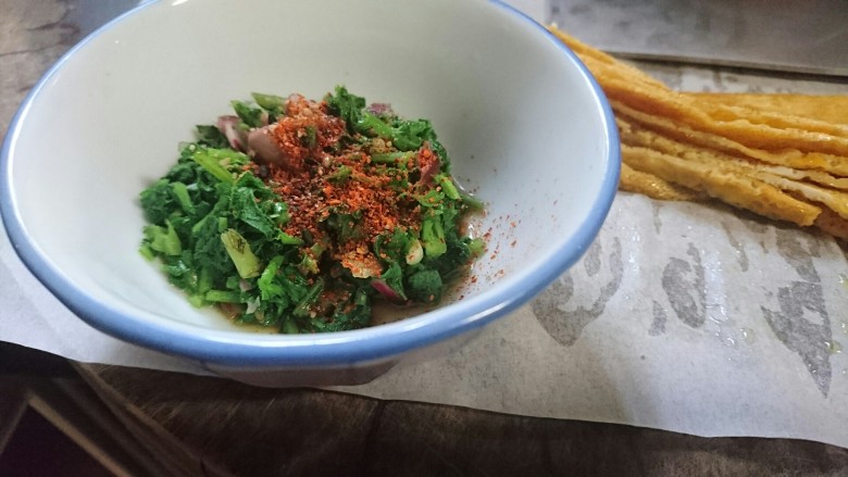 一碗面条+味增拉面,萝卜配菜淋上生抽,少量醋,还有辣椒粉及香油