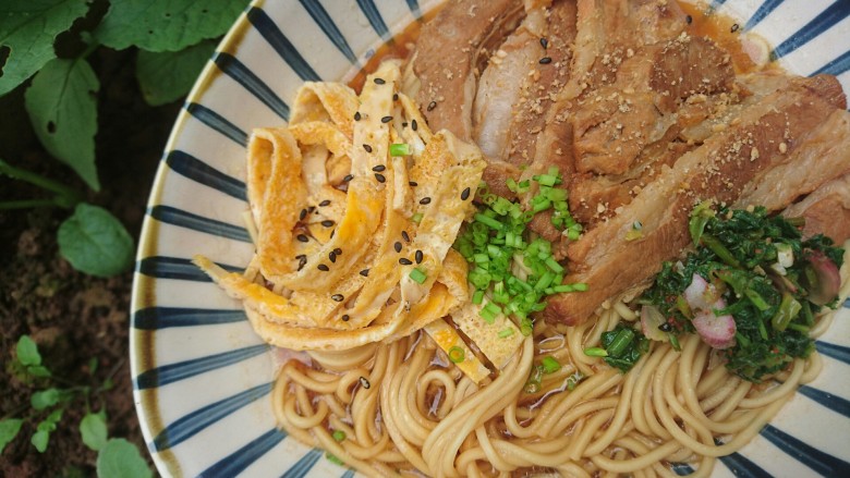 一碗面条+味增拉面,摆盘撒芝麻,然后赶紧趁热吃~