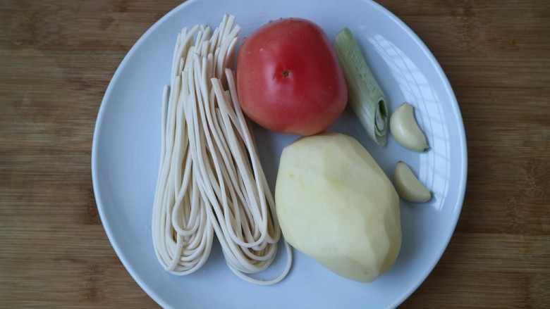 圆土豆+土豆番茄打卤面,准备食材。