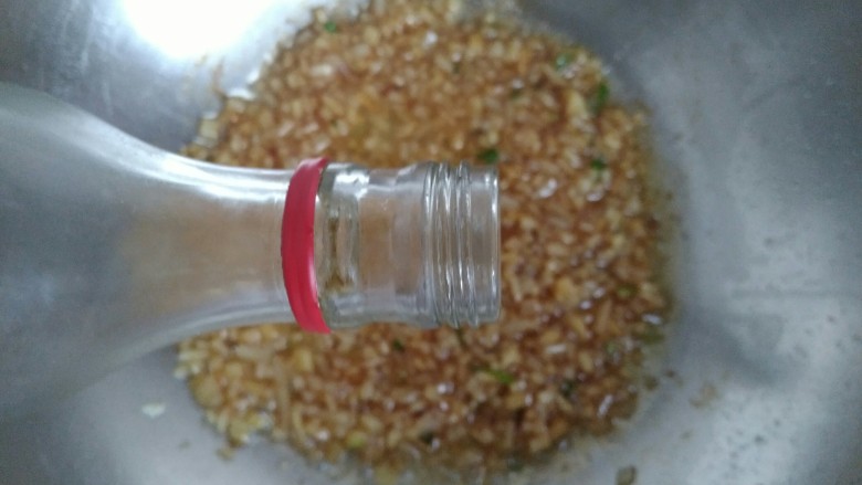 圆土豆+土豆番茄打卤面,倒入约10ml<a style='color:red;display:inline-block;' href='/shicai/ 718'>料酒</a>,翻炒均匀。