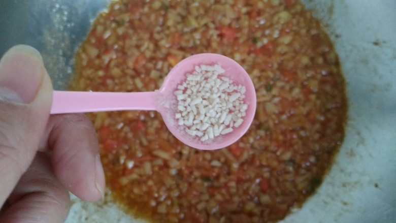 圆土豆+土豆番茄打卤面,小火收汁,加入约2g<a style='color:red;display:inline-block;' href='/shicai/ 756'>鸡精</a>,翻炒均匀即可关火出锅。