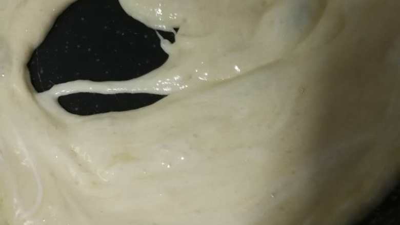 雪花酥,这个程度就加入准备好的饼干和干果,然后按压搅拌