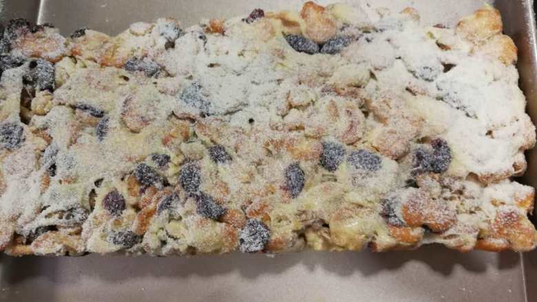 雪花酥,翻面,在筛奶粉,等待冷却