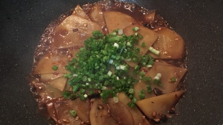 圆土豆+剁椒豆鼓土豆片,并加入少许水煨煮,到土豆入味松软,洒上葱花。