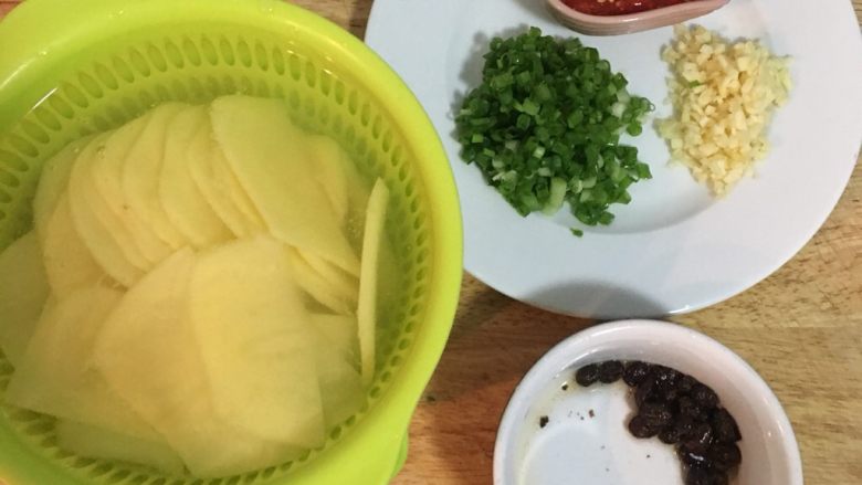 圆土豆+剁椒豆鼓土豆片,蒜拍扁去皮切末,葱切花,土豆切薄片泡冷水去淀粉;<a style='color:red;display:inline-block;' href='/shicai/ 10082'>豆鼓</a>过水洗即可。