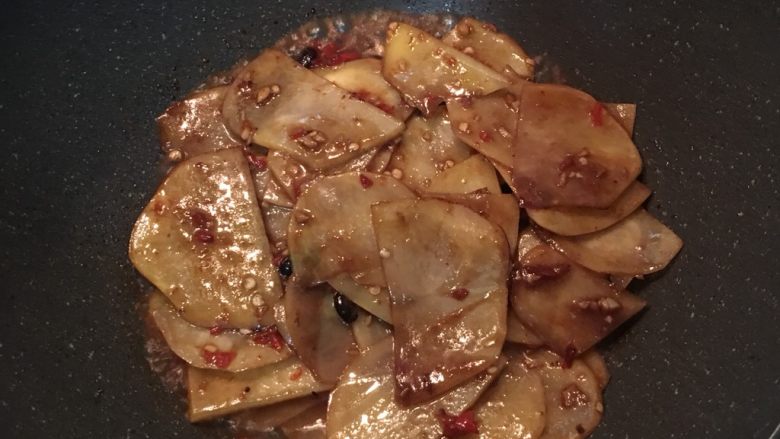 圆土豆+剁椒豆鼓土豆片,倒入酱油炒匀,